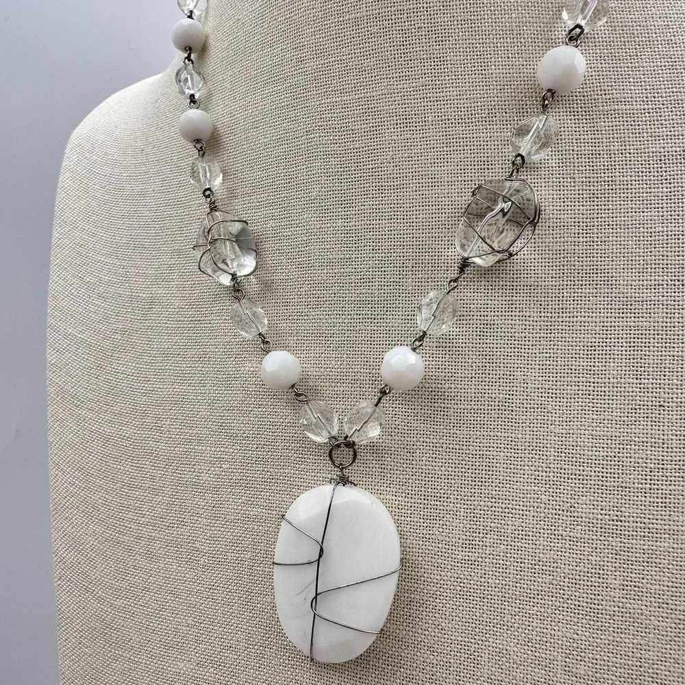 Vintage Silver Tone Wire Wrapped Pendant Necklace Clear Crystal White‎ Bead Boho
